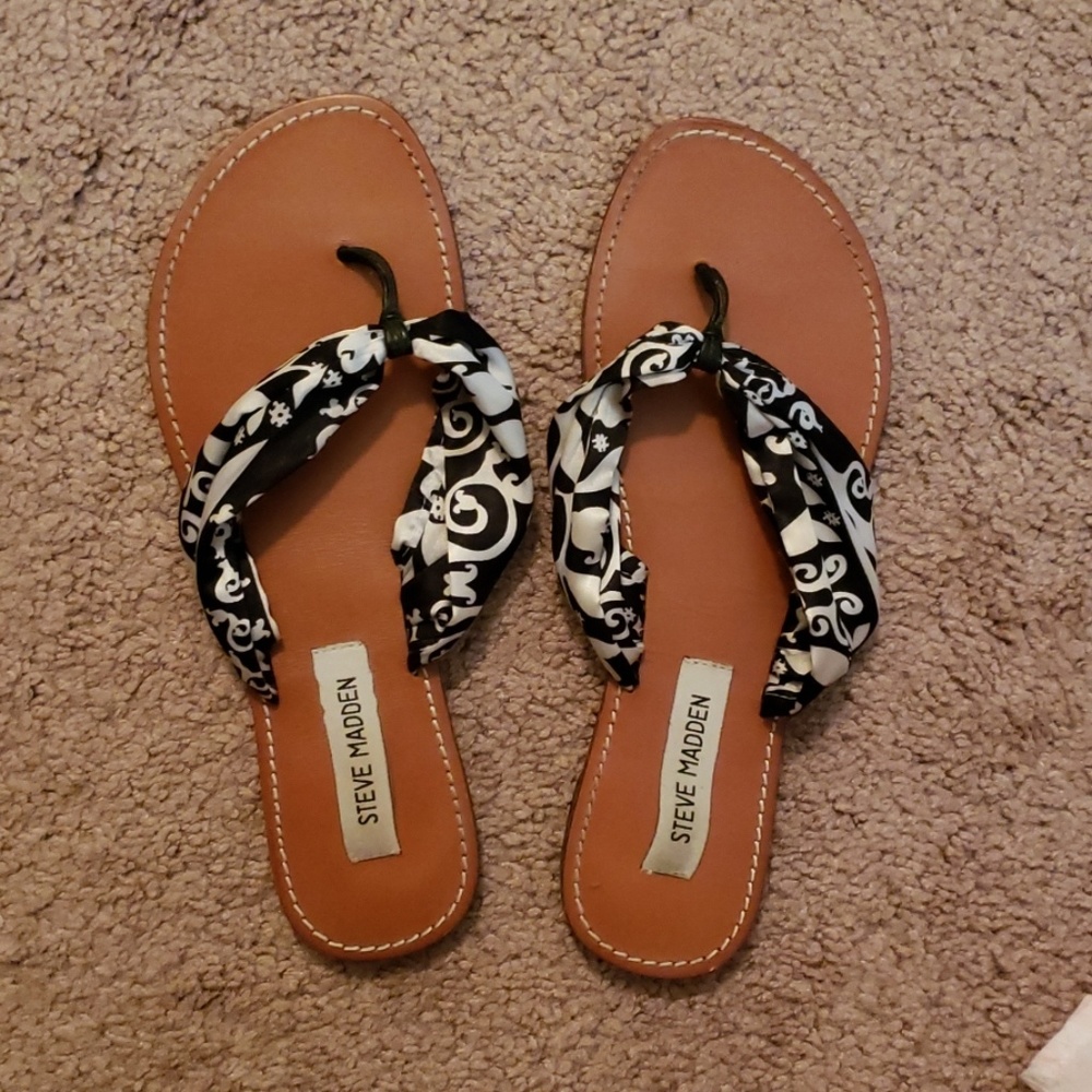 Steve Madden black and white sandals